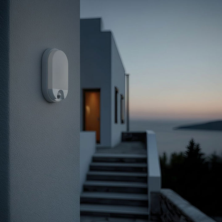 Lampa LED z czujnikiem ruchu na podczerwień MCE340 W 1100lm 15W IP54 Maclean Energy kolor biały, kolor barwowy naturalny biały (4000K)