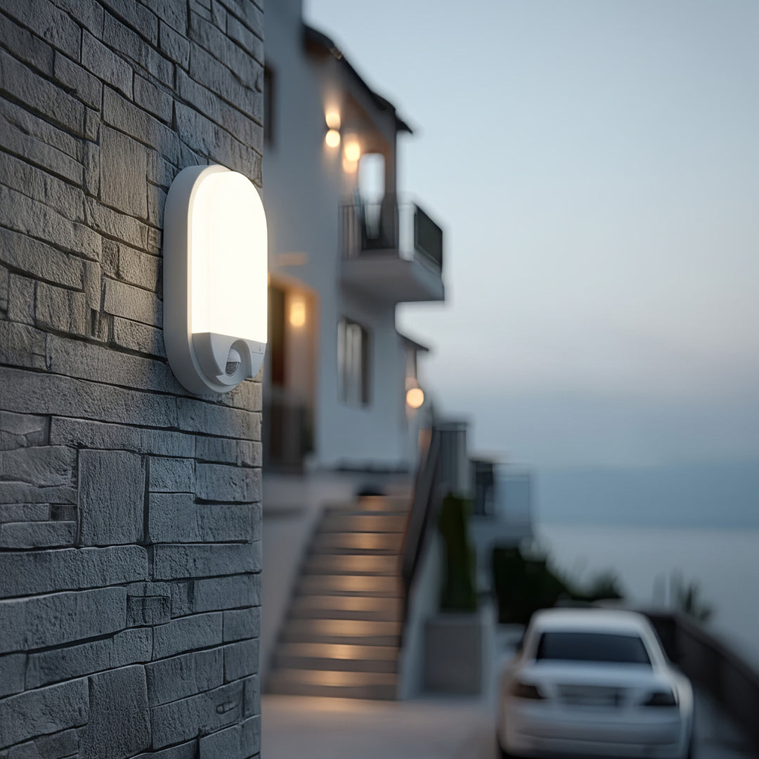 Lampa LED z czujnikiem ruchu na podczerwień MCE340 W 1100lm 15W IP54 Maclean Energy kolor biały, kolor barwowy naturalny biały (4000K)