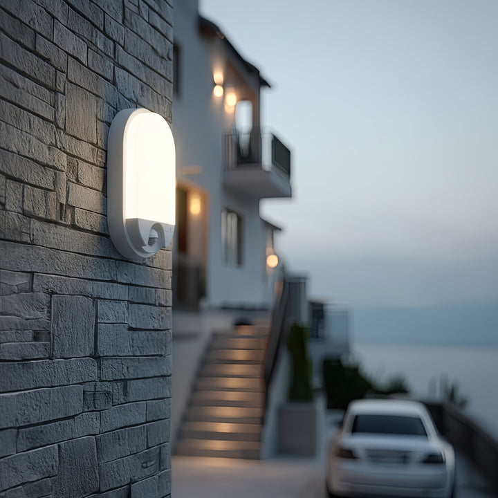 Lampa LED z czujnikiem ruchu na podczerwień MCE340 W 1100lm 15W IP54 Maclean Energy kolor biały, kolor barwowy naturalny biały (4000K)