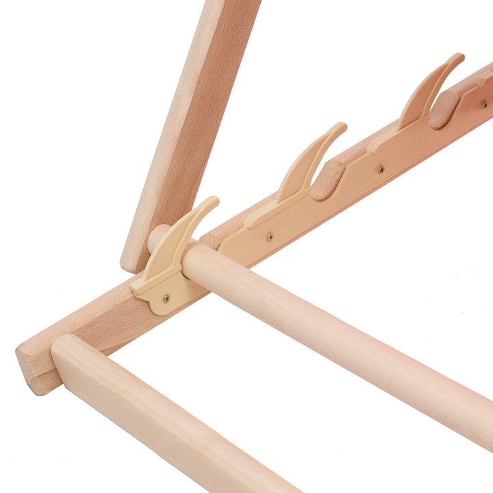 Komfortowy leżak z drewna w kolorze czerwonym idealny na plażę, balkon, taras