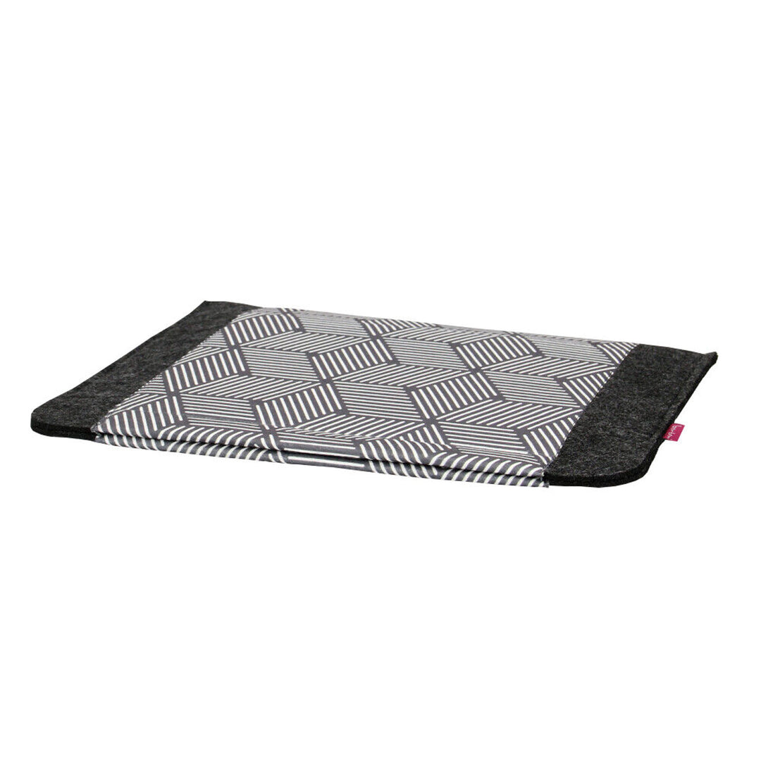 Etui na laptopa notebooka o przekątnej 11'', wykonane z ekologicznego filcu, wzór nadruku Cube
