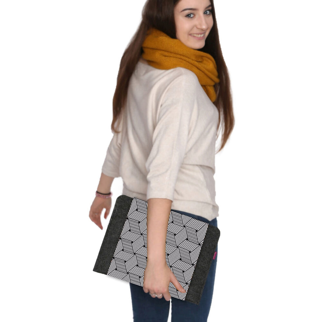 Etui na laptopa notebooka o przekątnej 11'', wykonane z ekologicznego filcu, wzór nadruku Cube