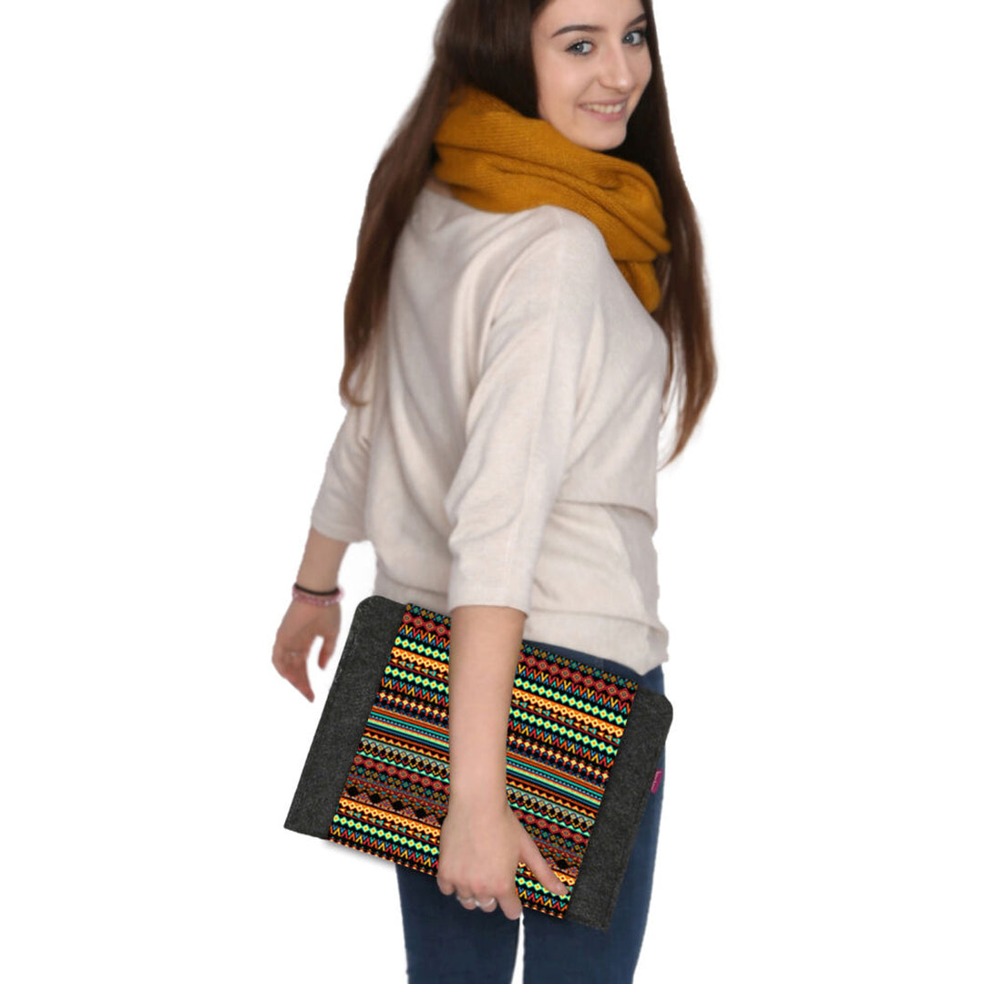 Etui na laptopa notebooka o przekątnej 13'', wykonane z ekologicznego filcu, wzór nadruku Aztec