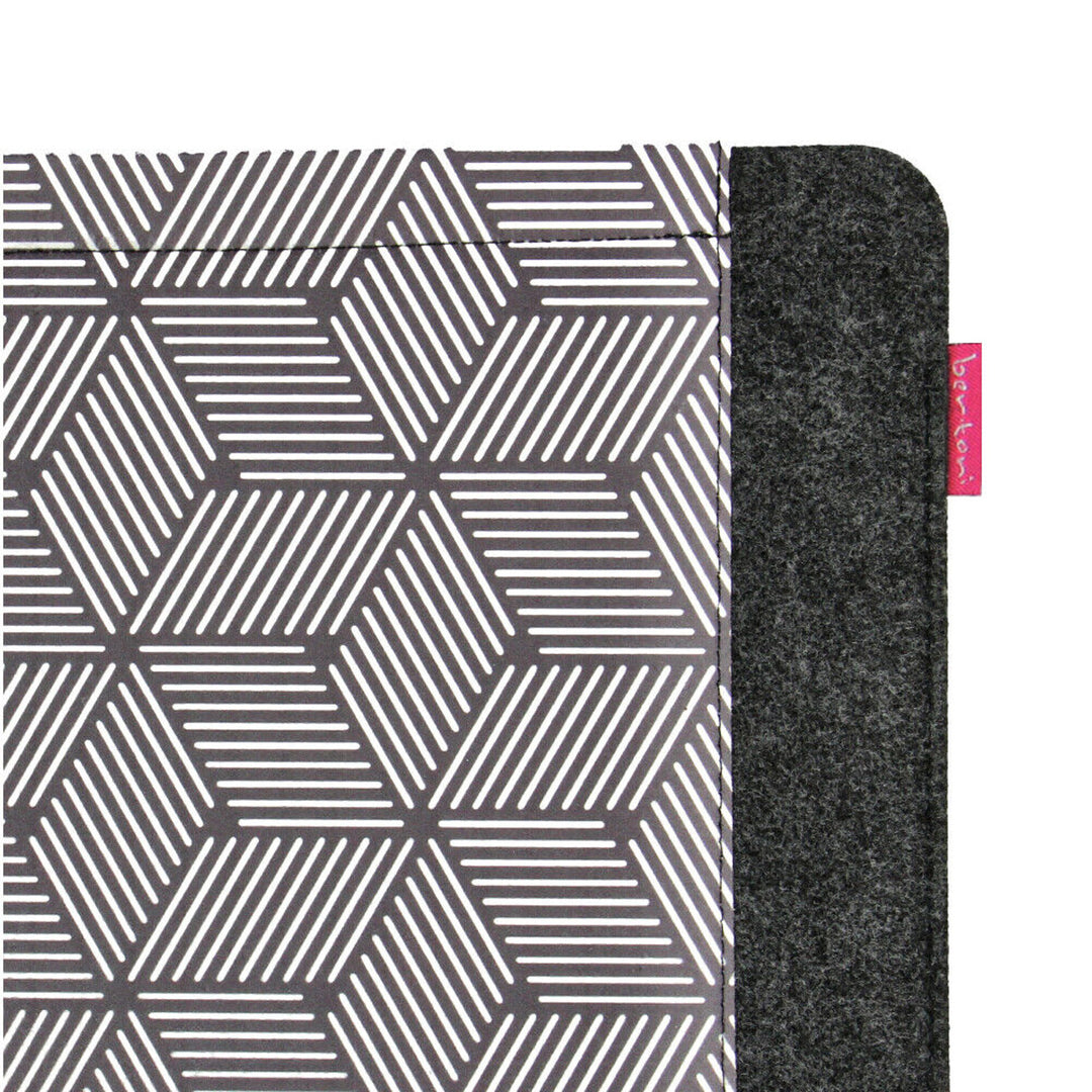 Etui na laptopa notebooka o przekątnej 15'', wykonane z ekologicznego filcu, wzór nadruku Cube