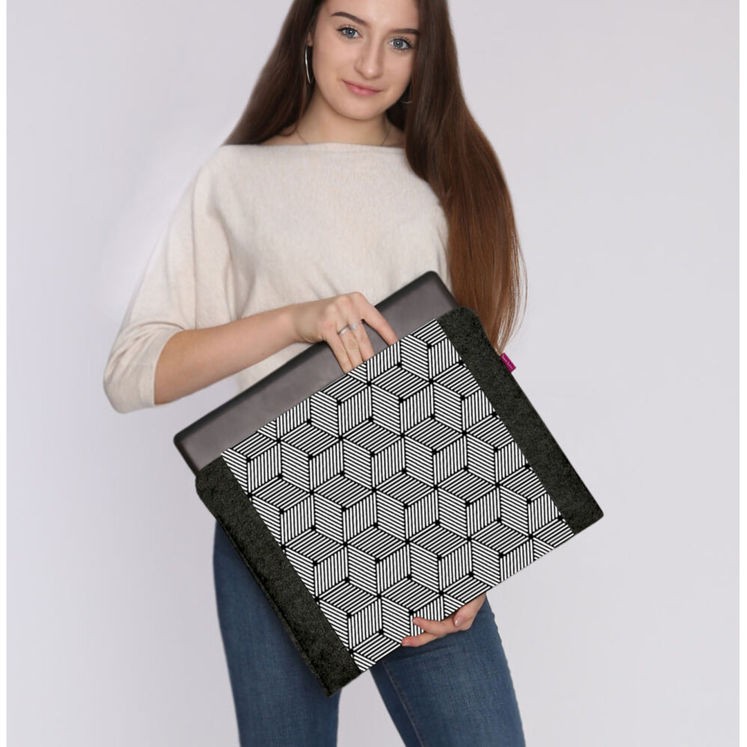 Etui na laptopa notebooka o przekątnej 15'', wykonane z ekologicznego filcu, wzór nadruku Cube