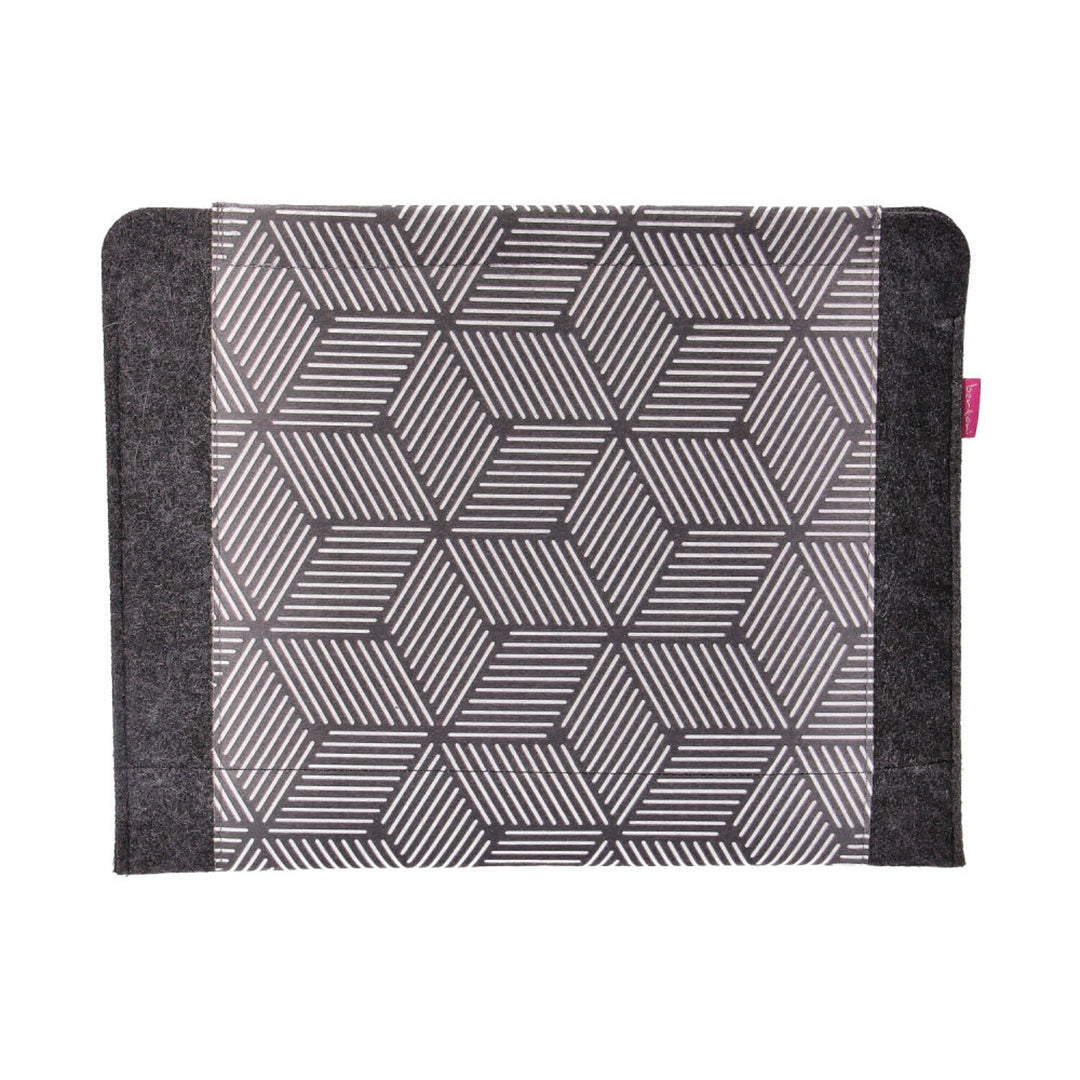 Etui na laptopa notebooka o przekątnej 15'', wykonane z ekologicznego filcu, wzór nadruku Cube