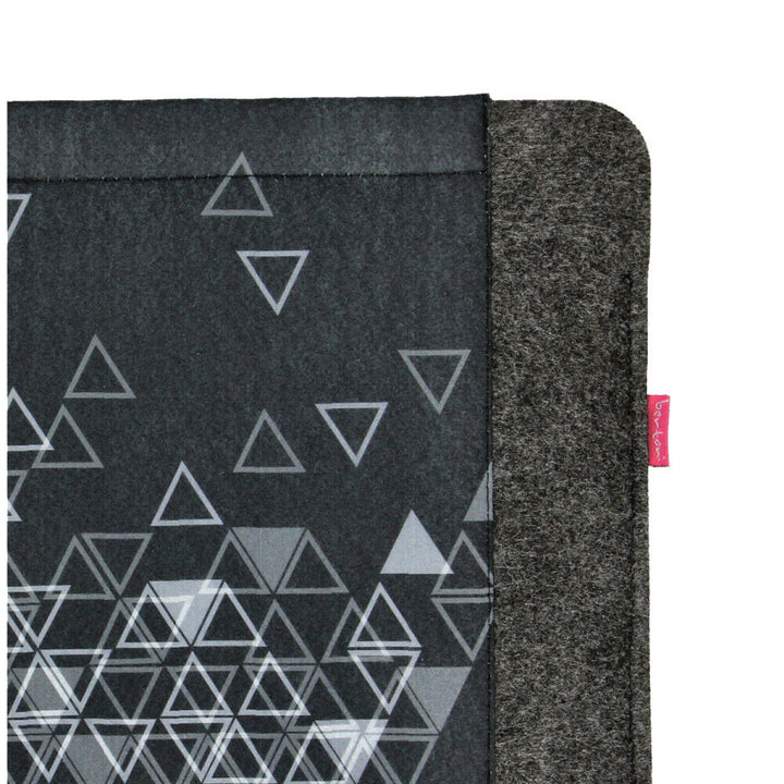Etui na laptopa notebooka o przekątnej 15'', wykonane z ekologicznego filcu, wzór nadruku Triangle