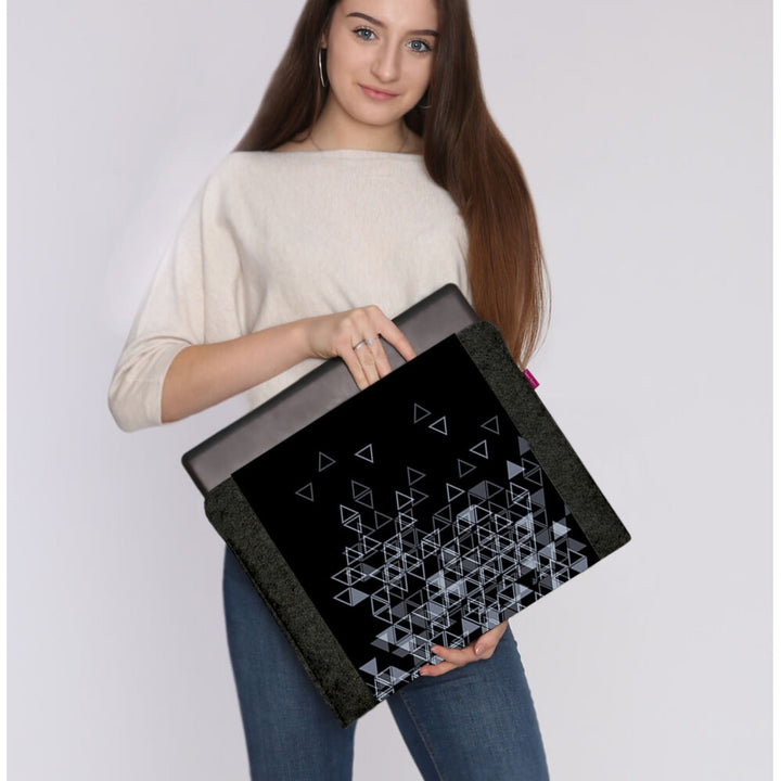 Etui na laptopa notebooka o przekątnej 15'', wykonane z ekologicznego filcu, wzór nadruku Triangle