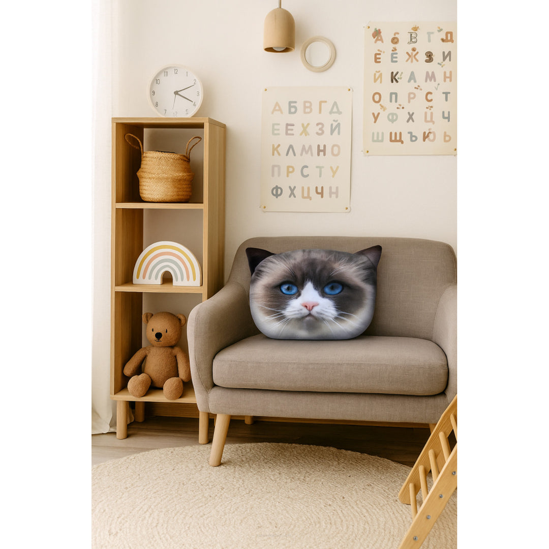 Poduszka dekoracyjna Bertoni Kot Daisy 30x45 cm, welur, nadruk kota, wkład antyalergiczny