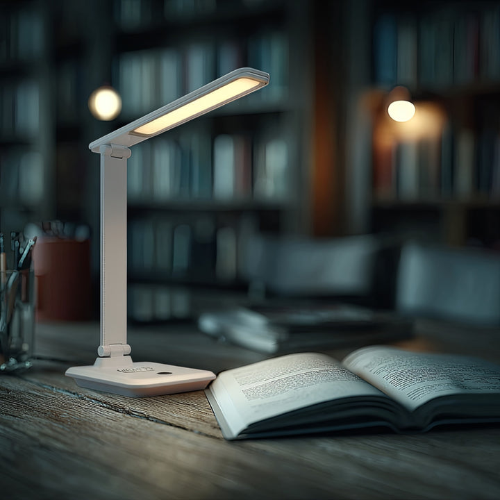 Lampka biurkowa LED Maclean, max. 9W, 220-240V AC, możliwość zmiany barwy, ściemnialna, ładowarka bezprz., 450lm, MCE616 W