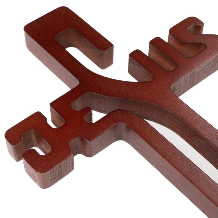 Drewniany krzyż wiszący napis JEZUS brązowy 30x20x1,8cm