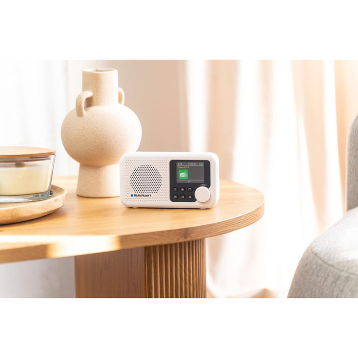 Przenośny radioodtwarzacz Blaupunkt, cyfrowe radio DAB+ i tuner FM, Bluetooth, wyjście słuchawkowe, 2,4 calowy kolorowy wyświetlacz, funkcja zegaru i alarmu, zasilany akumulatorem i ładowany przez USB-C, DR8WH