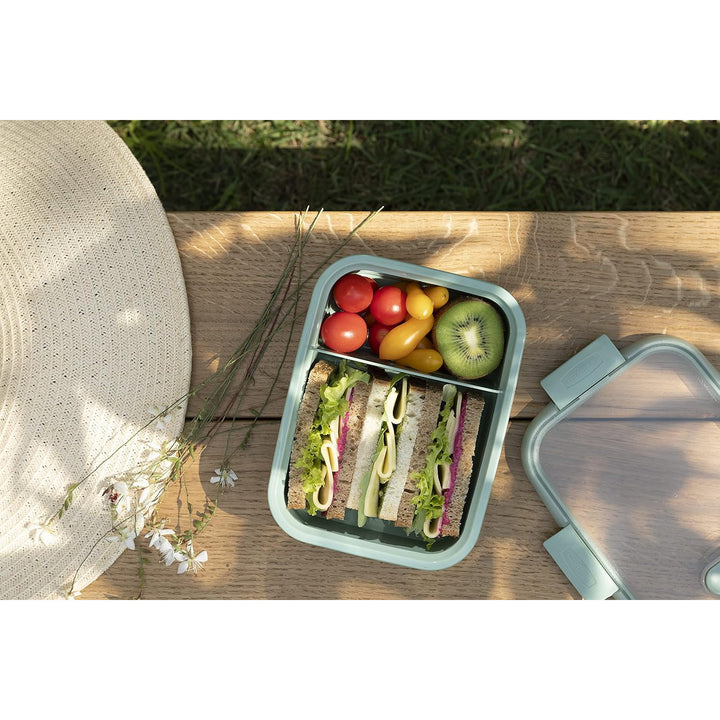 Pojemnik na żywność Dual Curver, szczelna przykrywka, wentyl w pokrywie, 100% z recyklingu, można używać w mikrofalówce, dwie komory 0,6L + 0,3L, 250000