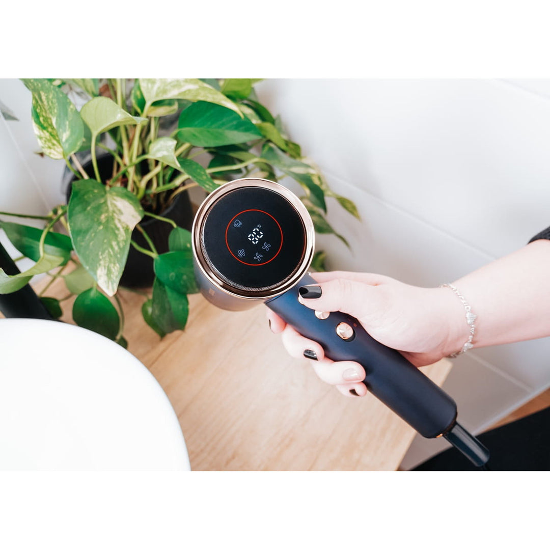 Suszarka do włosów Concept ProfiCare, silnik BLDC, magnetyczne nakładki, funkcja Oil Therapy, tryb dla dzieci, funkcja Cold Mode, VV8100