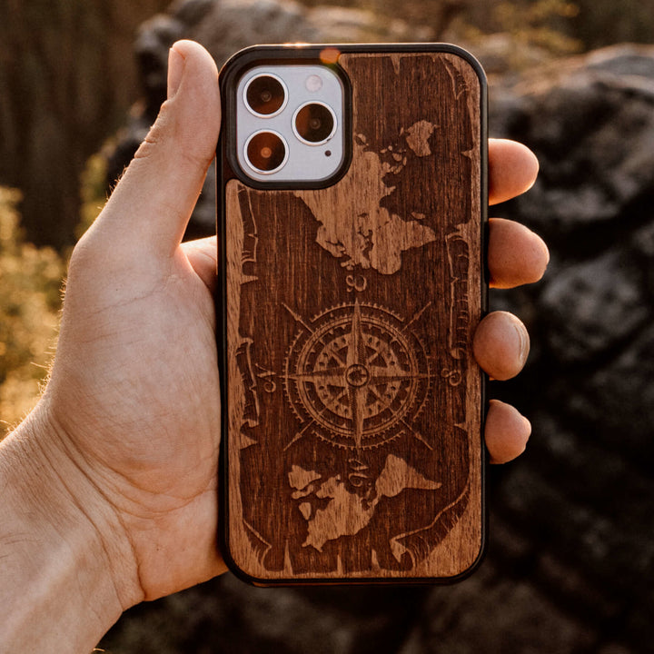 DREWNIANE ETUI IPHONE 13 RÓŻA WIATRÓW MERBAU WYSOKIEJ JAKOŚCI