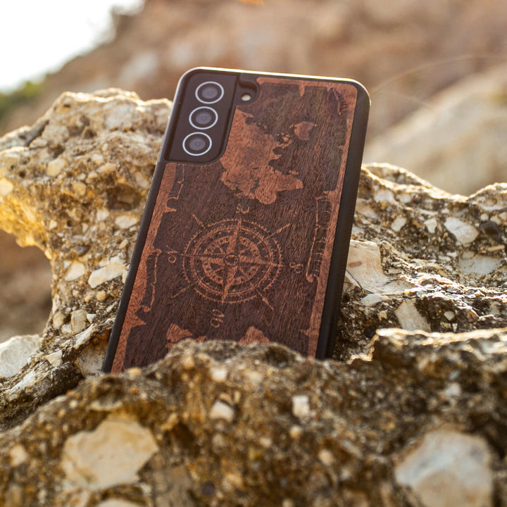 DREWNIANE ETUI IPHONE 13 RÓŻA WIATRÓW MERBAU WYSOKIEJ JAKOŚCI