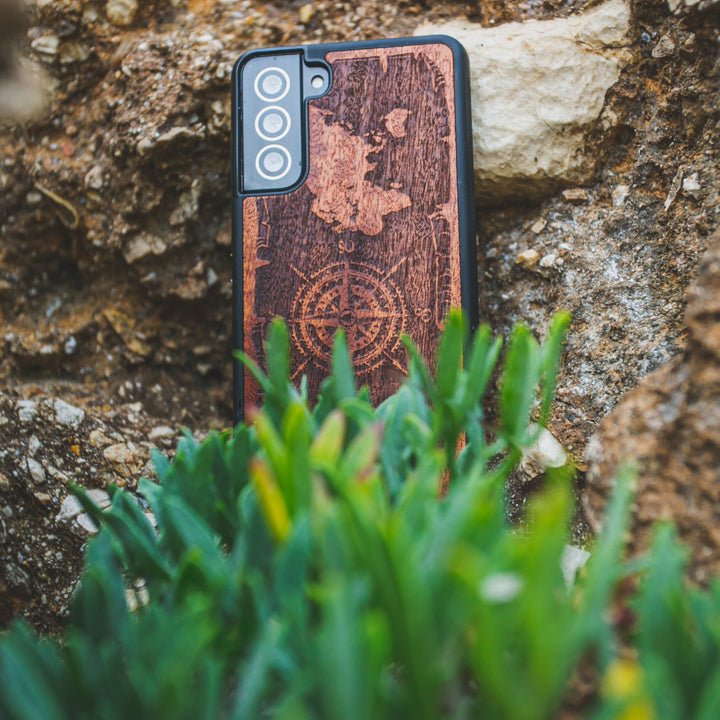 DREWNIANE ETUI IPHONE 13 RÓŻA WIATRÓW MERBAU WYSOKIEJ JAKOŚCI