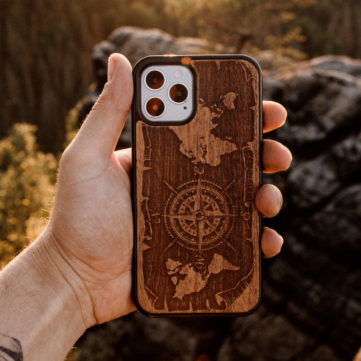 DREWNIANE ETUI IPHONE 13 PRO RÓŻA WIATRÓW MERBAU WYSOKIEJ JAKOŚCI