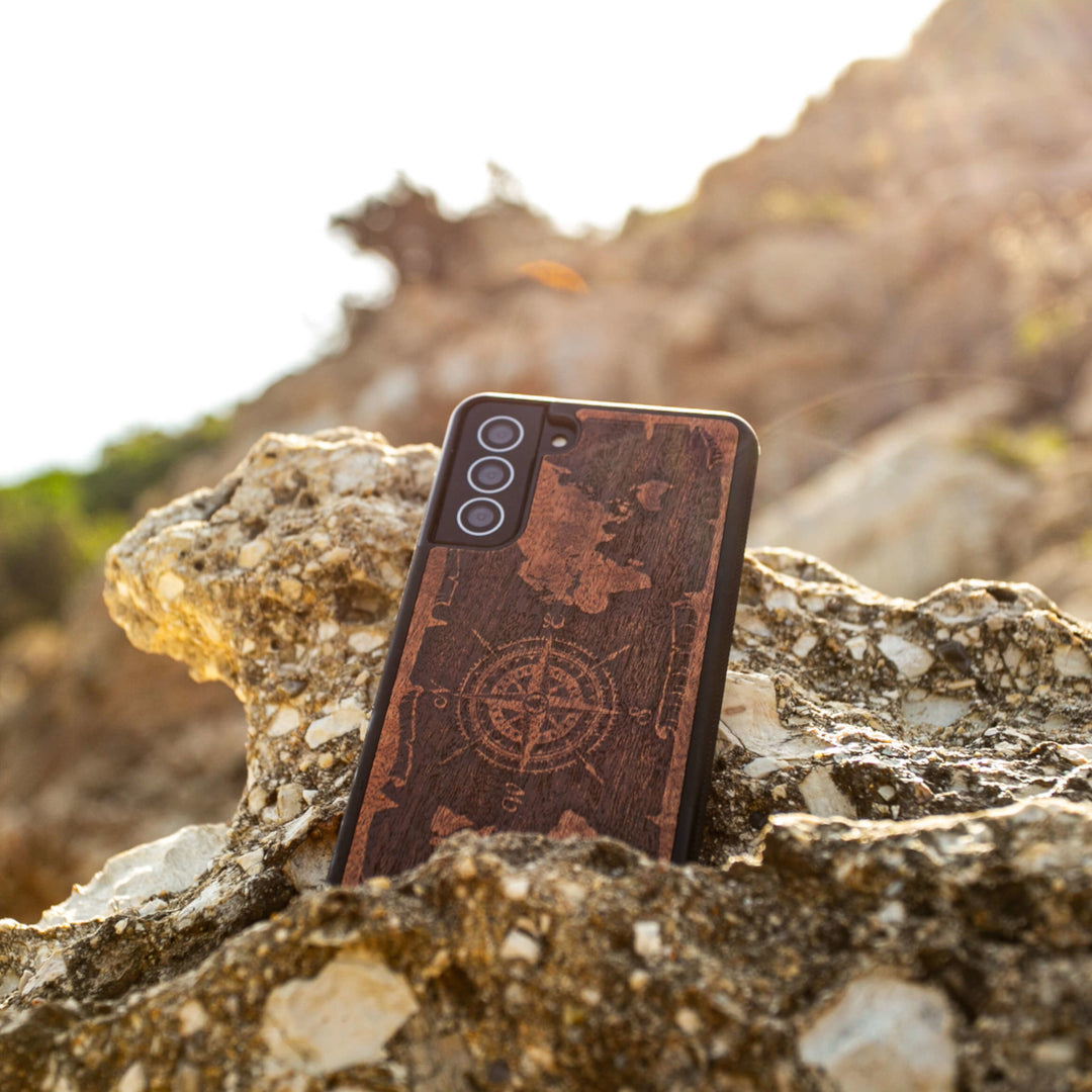 DREWNIANE ETUI IPHONE 13 PRO RÓŻA WIATRÓW MERBAU WYSOKIEJ JAKOŚCI