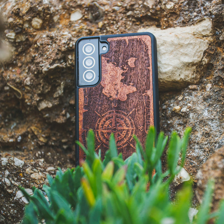 DREWNIANE ETUI IPHONE 13 PRO RÓŻA WIATRÓW MERBAU WYSOKIEJ JAKOŚCI