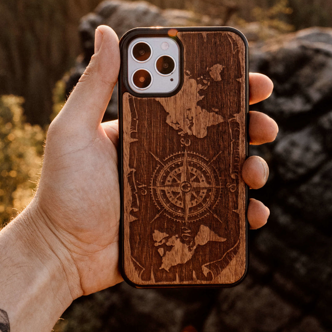 DREWNIANE ETUI IPHONE 13 PRO MAX RÓŻA WIATRÓW MERBAU WYSOKIEJ JAKOŚCI