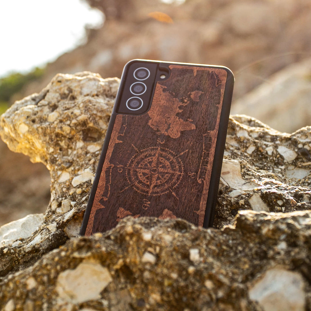 DREWNIANE ETUI IPHONE 13 PRO MAX RÓŻA WIATRÓW MERBAU WYSOKIEJ JAKOŚCI