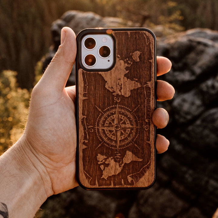 DREWNIANE ETUI IPHONE 13 MINI RÓŻA WIATRÓW MERBAU WYSOKIEJ JAKOŚCI