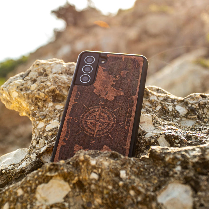 DREWNIANE ETUI IPHONE 13 MINI RÓŻA WIATRÓW MERBAU WYSOKIEJ JAKOŚCI