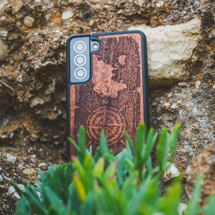DREWNIANE ETUI IPHONE 13 MINI RÓŻA WIATRÓW MERBAU WYSOKIEJ JAKOŚCI