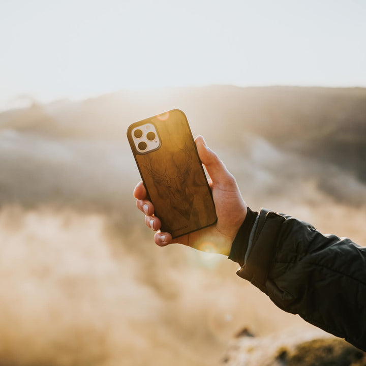 DREWNIANE ETUI IPHONE 13 JELEŃ IMBUIA WYSOKIEJ JAKOŚCI