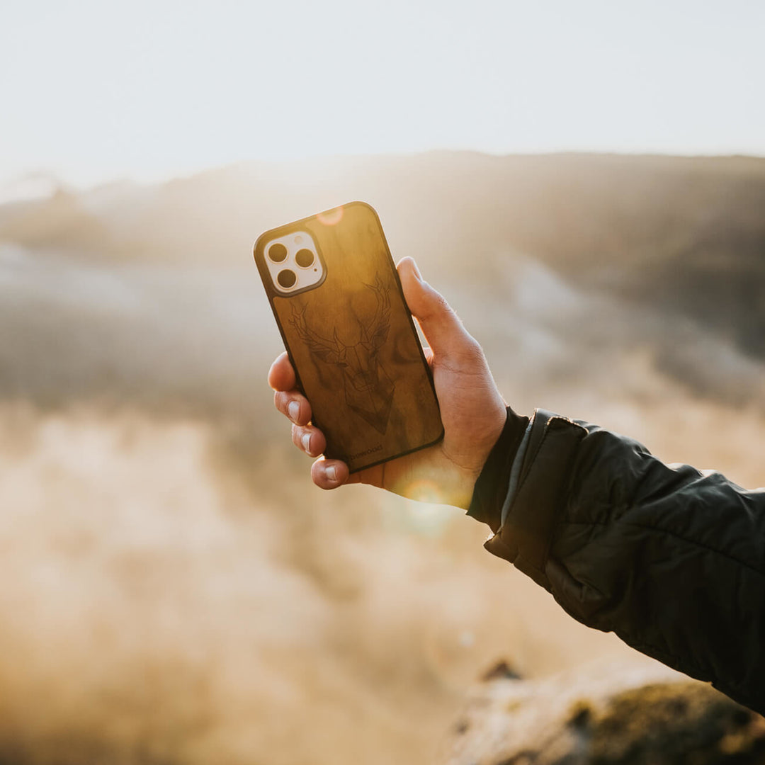 DREWNIANE ETUI IPHONE 13 PRO JELEŃ IMBUIA WYSOKIEJ JAKOŚCI