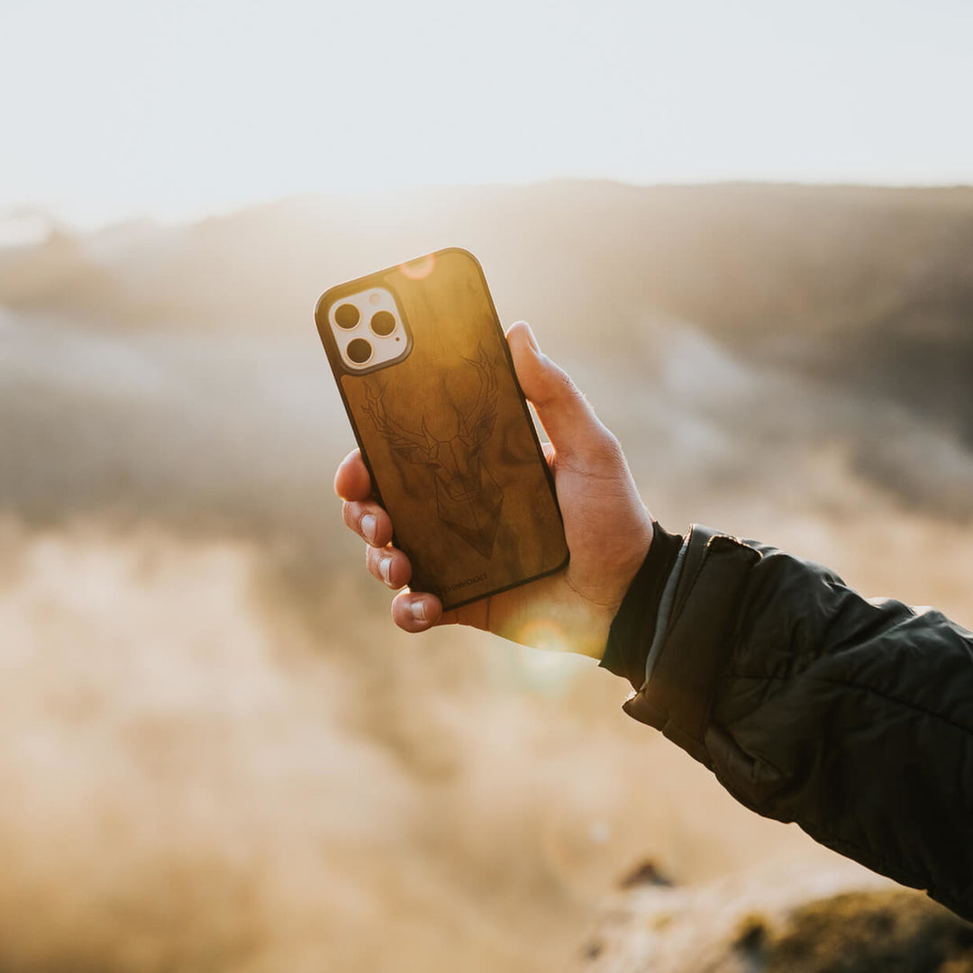 DREWNIANE ETUI IPHONE 13 PRO MAX JELEŃ IMBUIA WYSOKIEJ JAKOŚCI