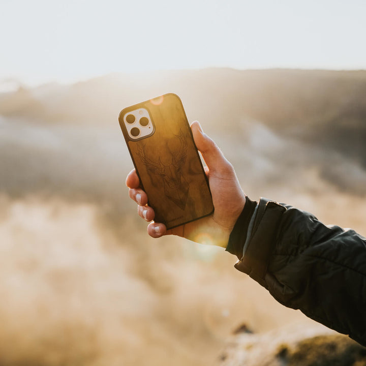DREWNIANE ETUI IPHONE 13 PRO MAX JELEŃ IMBUIA WYSOKIEJ JAKOŚCI