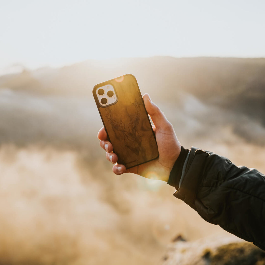 DREWNIANE ETUI IPHONE 13 MINI JELEŃ IMBUIA WYSOKIEJ JAKOŚCI
