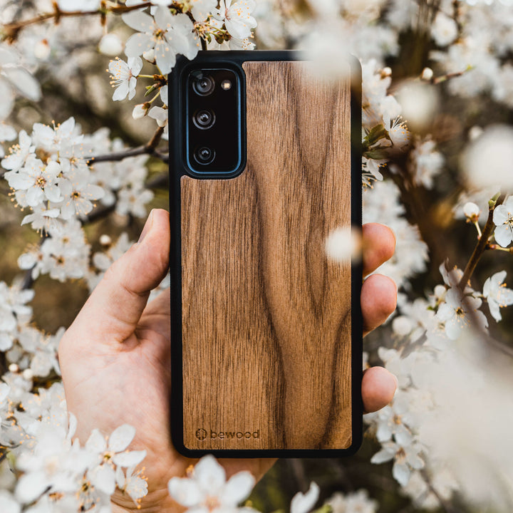 DREWNIANE ETUI IPHONE 13 ORZECH AMERYKAŃSKI WYSOKIEJ JAKOŚCI