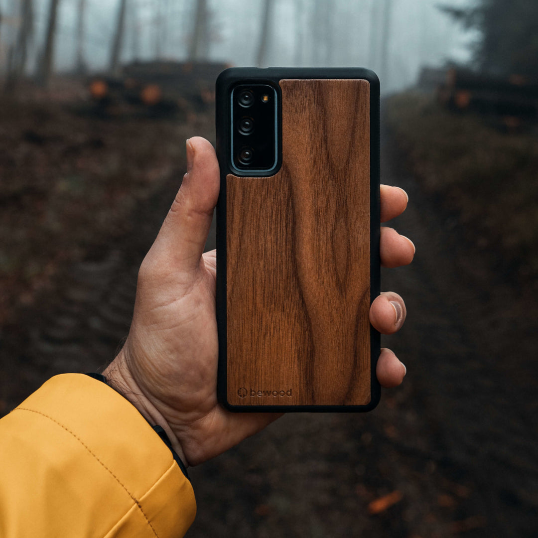 DREWNIANE ETUI IPHONE 13 ORZECH AMERYKAŃSKI WYSOKIEJ JAKOŚCI