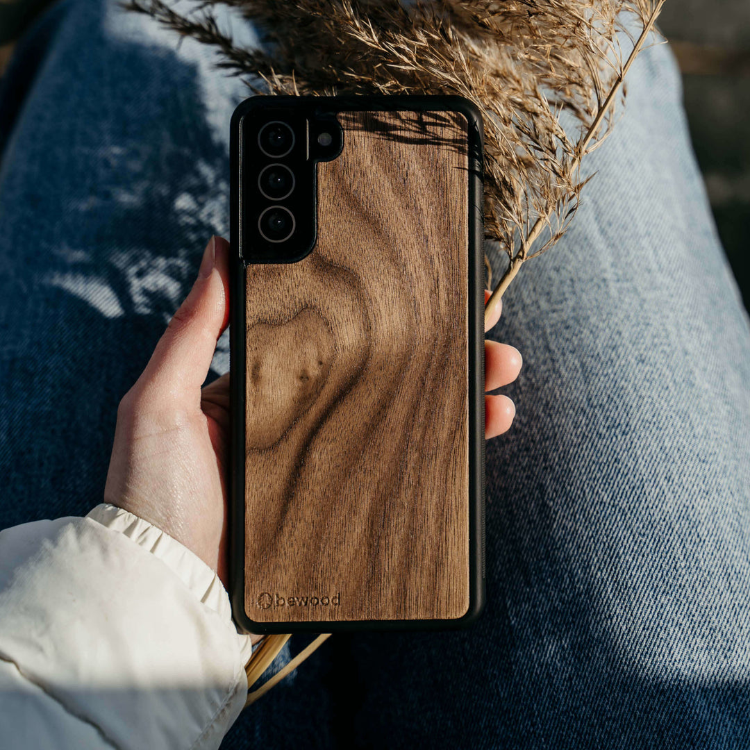 DREWNIANE ETUI IPHONE 13 ORZECH AMERYKAŃSKI WYSOKIEJ JAKOŚCI