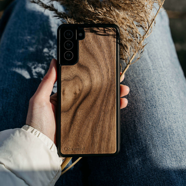 DREWNIANE ETUI IPHONE 13 ORZECH AMERYKAŃSKI WYSOKIEJ JAKOŚCI
