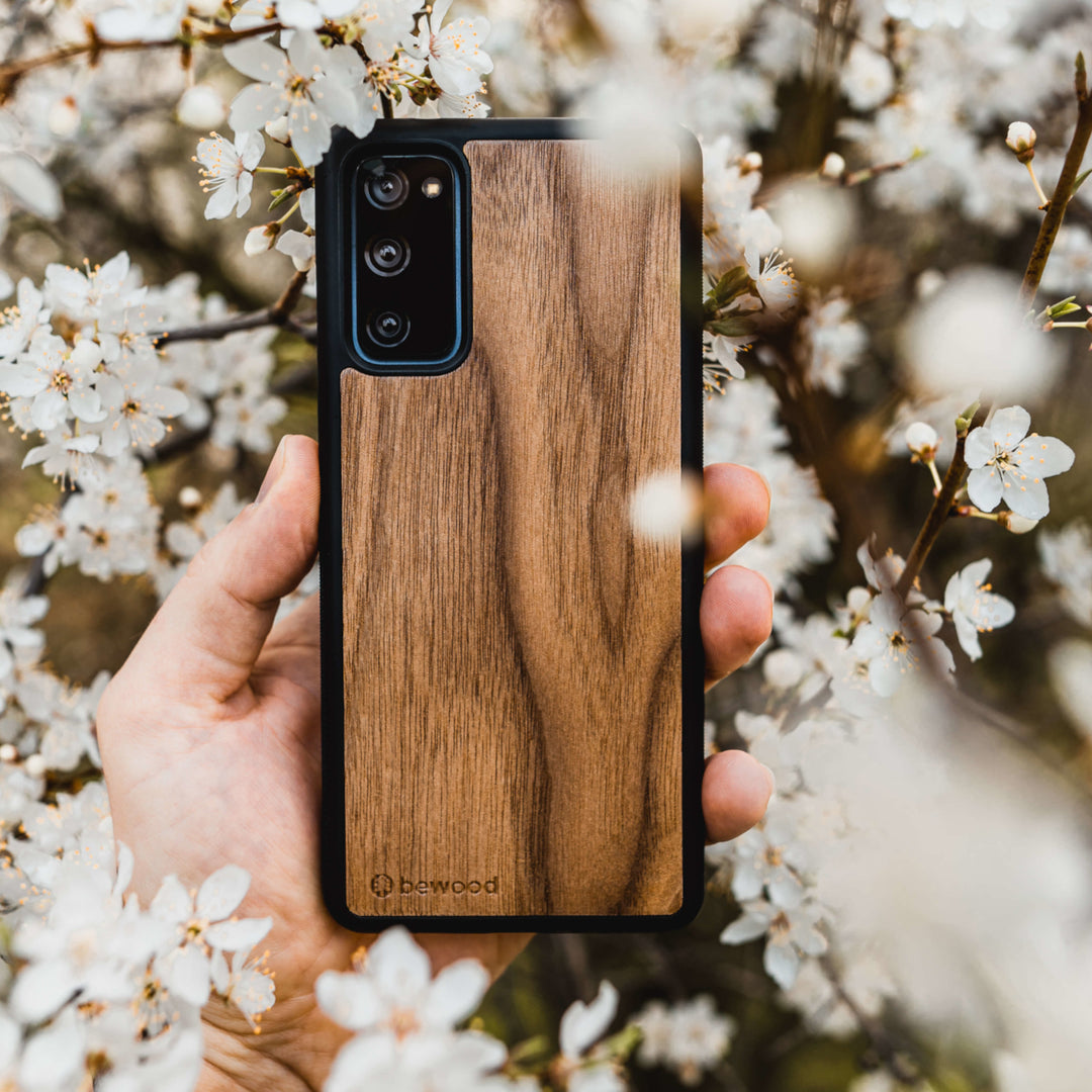 DREWNIANE ETUI IPHONE 13 PRO ORZECH AMERYKAŃSKI WYSOKIEJ JAKOŚCI