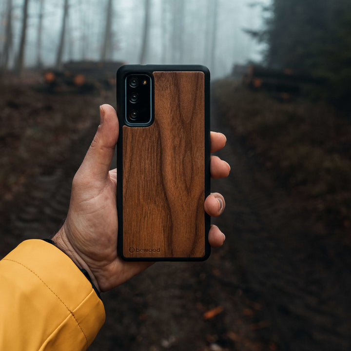 DREWNIANE ETUI IPHONE 13 PRO ORZECH AMERYKAŃSKI WYSOKIEJ JAKOŚCI