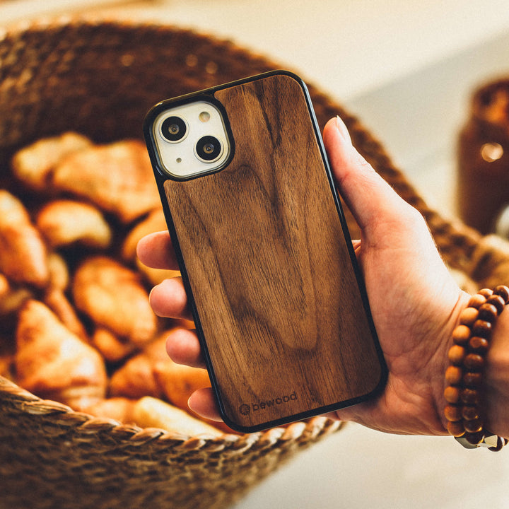 DREWNIANE ETUI IPHONE 13 PRO ORZECH AMERYKAŃSKI WYSOKIEJ JAKOŚCI