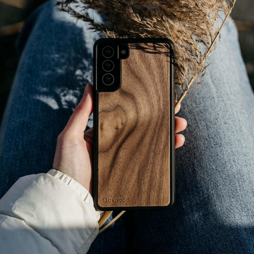 DREWNIANE ETUI IPHONE 13 PRO ORZECH AMERYKAŃSKI WYSOKIEJ JAKOŚCI