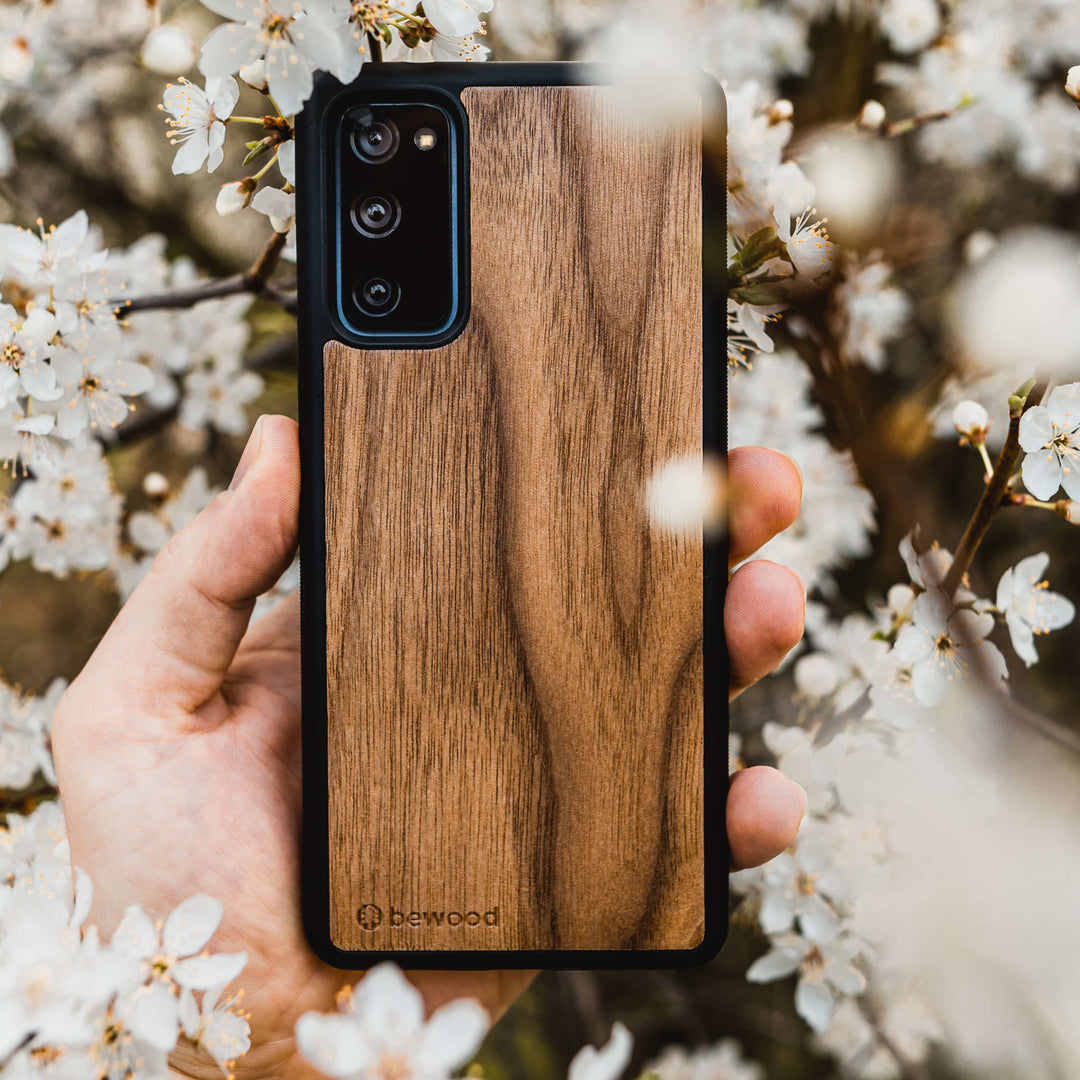 DREWNIANE ETUI IPHONE 13 PRO MAX ORZECH AMERYKAŃSKI