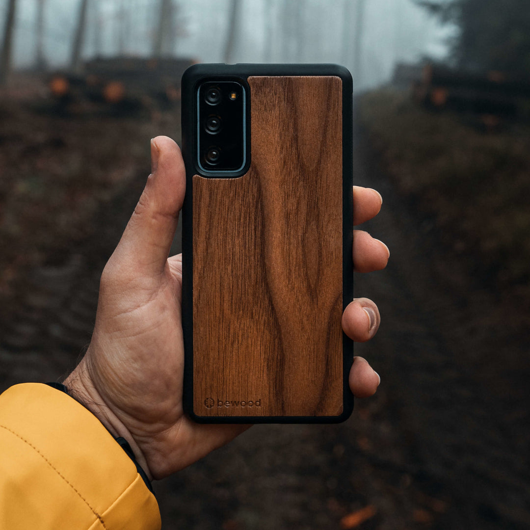 DREWNIANE ETUI IPHONE 13 PRO MAX ORZECH AMERYKAŃSKI