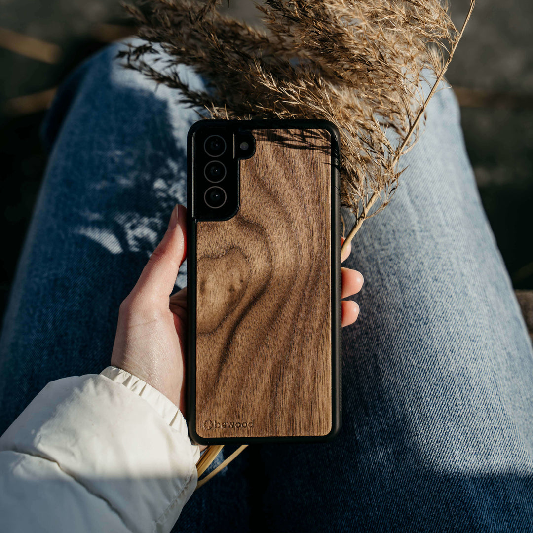 DREWNIANE ETUI IPHONE 13 PRO MAX ORZECH AMERYKAŃSKI