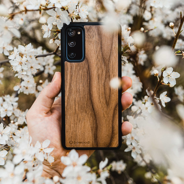 DREWNIANE ETUI IPHONE 12 PRO MAX ORZECH AMERYKAŃSKI