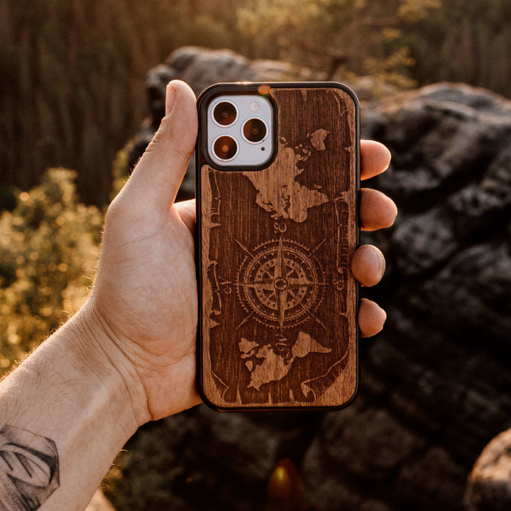 DREWNIANE ETUI IPHONE 12 MINI RÓŻA WIATRÓW MERBAU WYSOKIEJ JAKOŚCI