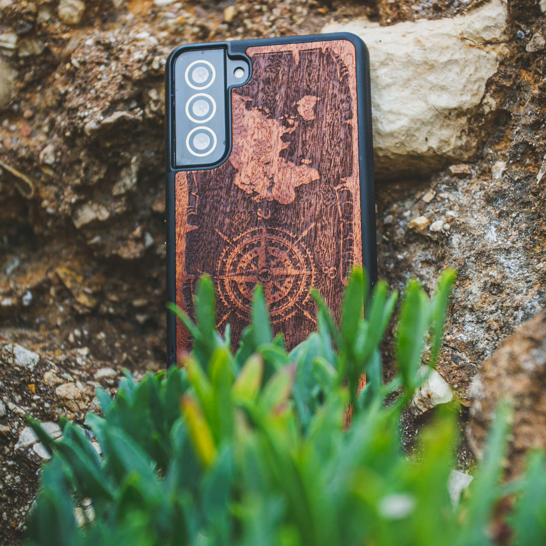 DREWNIANE ETUI IPHONE 12 MINI RÓŻA WIATRÓW MERBAU WYSOKIEJ JAKOŚCI
