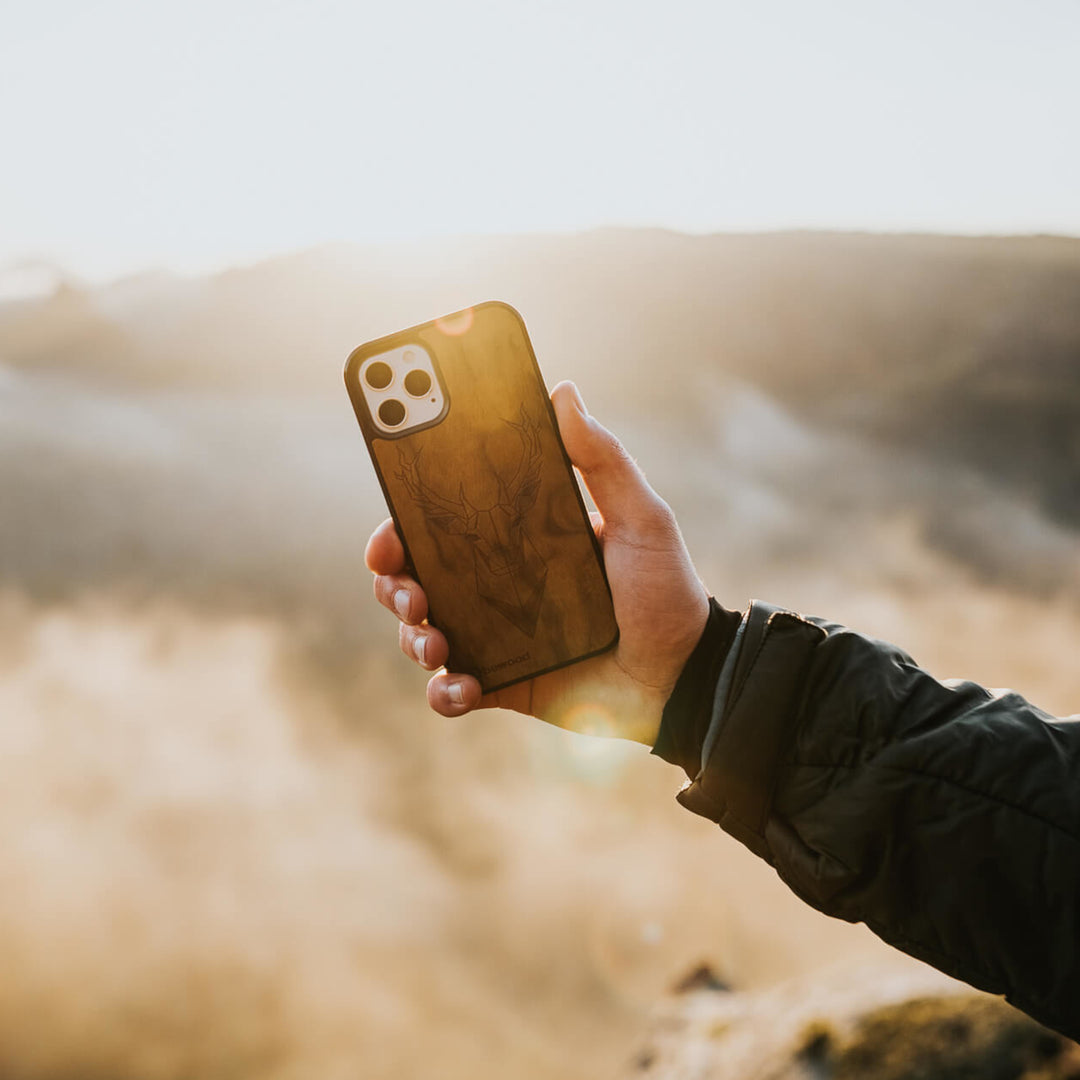 DREWNIANE ETUI IPHONE 12 / 12 PRO JELEŃ IMBUIA WYSOKIEJ JAKOŚCI