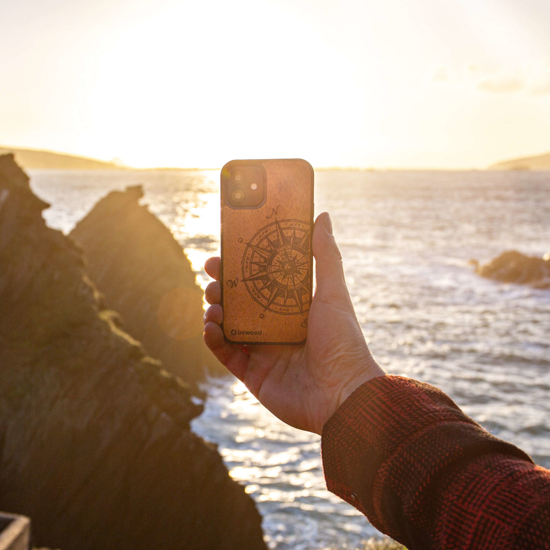 DREWNIANE ETUI IPHONE 12 MINI TRAVELER MERBAU WYSOKAIEJ JAKOŚCI